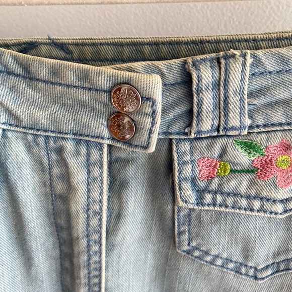 Topshop Jean skirt with front floral embroidered pockets with snaps. Size 6 - Picture 6 of 16